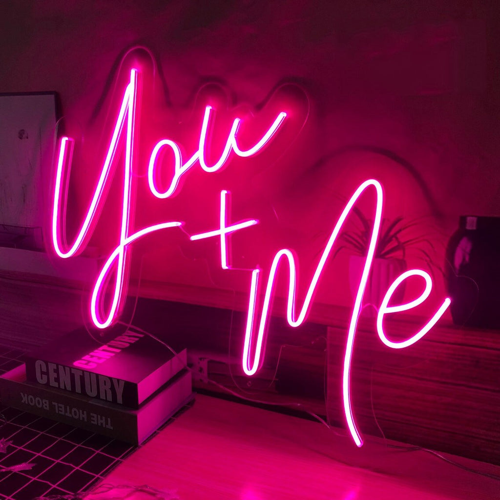 Néon LED décoratif avec écriture "You + Me"