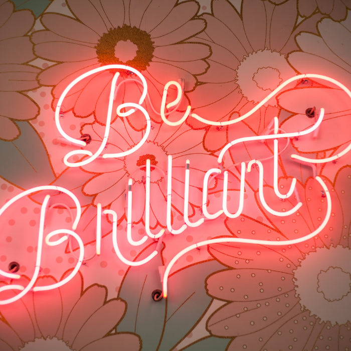 Neon mural "Be Brilliant" pour créer une ambiance unique