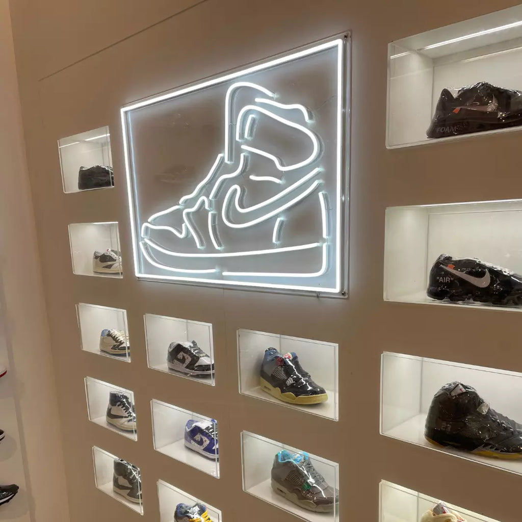 Neon mural en forme de sneakers facile à installer