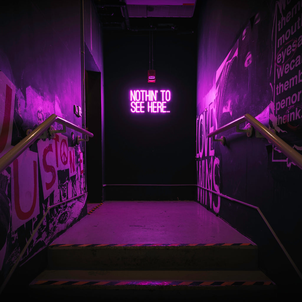 Néon LED décoratif violet dans un couloir