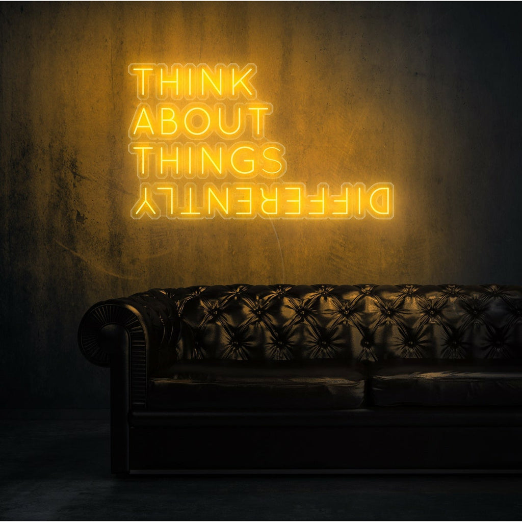 Néon LED mural jaune "Think about things differently"