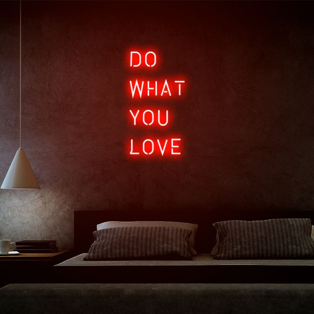 Néon rouge décoratif avec texte "Do what you love"
