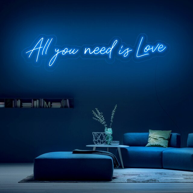 Néon LED mural bleu clair avec citation "All you need is love"