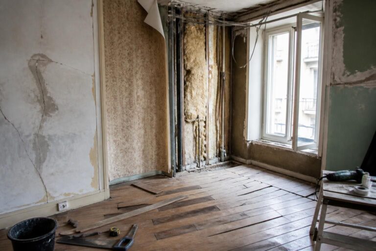 découvrez les erreurs fréquentes à éviter lors de la rénovation d’un appartement ancien pour réussir vos travaux et préserver le charme de votre logement.